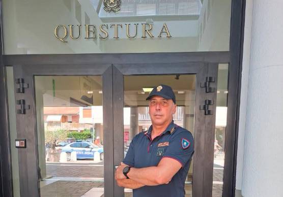 Rimini, una donna rischia di soffocare, il poliziotto le salva la vita