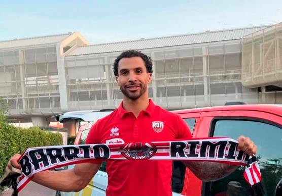 Il nuovo americano biancorosso Cody Demps al suo arrivo a Rimini con la sciarpa del Barrio