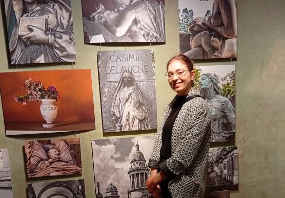 Euroa Casadei davanti ad alcune foto scattate per la tesi ed esposte a Monza