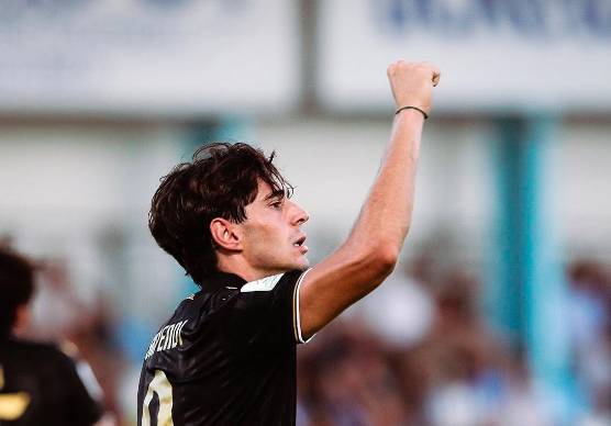 L’esultanza di Cristian Shpendi per l’unico gol-vittoria: quello realizzato in casa dell’Entella (Rega)