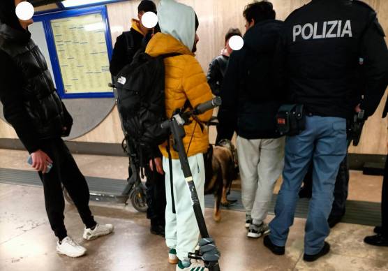 Rimini, dai binari spuntano hashish e cocaina, identificate 100 persone in zona stazione