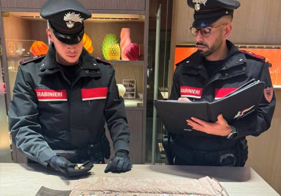 I carabinieri dopo la rapina nel negozio