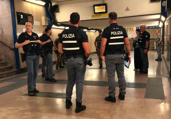 Rimini. Blitz interforze alla stazione: 157 identificati, spunta anche un tirapugni in mano a un minore