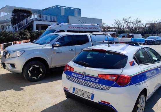 Cesenatico, gli artificieri fanno brillare la bomba in spiaggia VIDEO