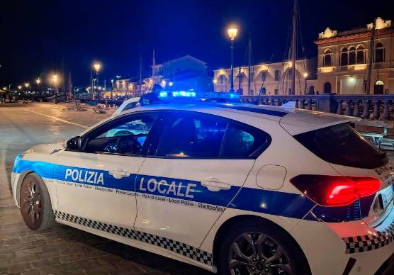 Gatteo, guida ubriaca a zig-zag in mezzo alla strada: “La patente? Mai avuta”