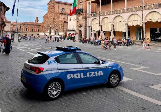 Faenza, danneggia le auto in sosta e aggredisce i poliziotti: espulso dalla città per 4 anni