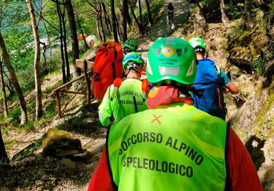 Donna di 65 anni si infortuna lungo il sentiero a Cà di Sopra di Ridracoli: soccorsa e trasportata su una barella per 30 minuti di cammino