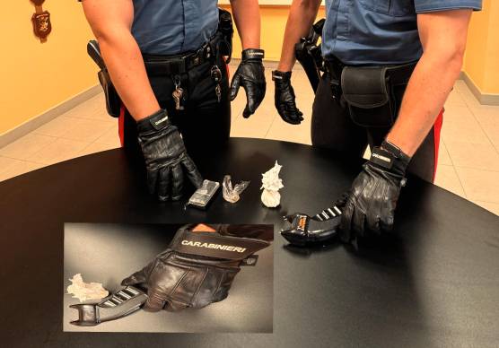 Ravenna, tradito dal nervosismo al posto di blocco: 26enne arrestato con cocaina e pistola stordente