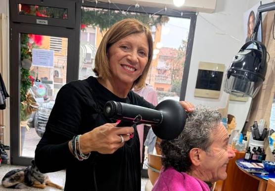 Marta Evangelisti con una cliente