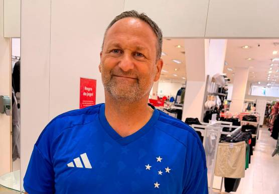 Il console Pietro Tombaccini con la divisa da calcio del Cruzeiro