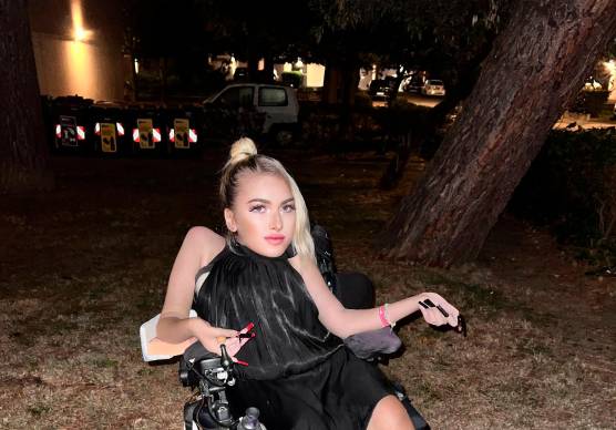 Riccione. Giulia, malata di Sma, non vuole operarsi: «Il mio sogno è diventare un’attrice»