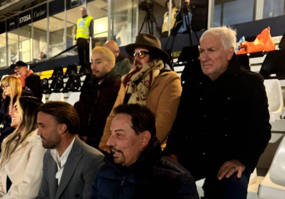 Nicola Di Matteo, in primo piano, e al suo fianco Daniele Ferro in una foto scattata sabato a Piancastagnaio:sopra di loro, da sinistra, Zakaria Masina, il direttore generale Pierluigi Petritola e il direttore sportivo Michele Ciccone