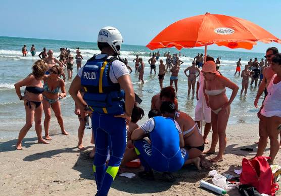 Riccione, trovato a pancia in giù nell’acqua, inutili i soccorsi: muore 79enne
