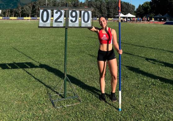 A sinistra Beatrice Ruggeri della Libertas Forlì che ha vinto l’asta migliorando il personale; a destra il compagno di club Matteo Gurioli a segno nei 300 e nel lungo