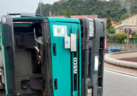 San Marino, si ribalta col camion alla rotonda di Borgo Maggiore VIDEO