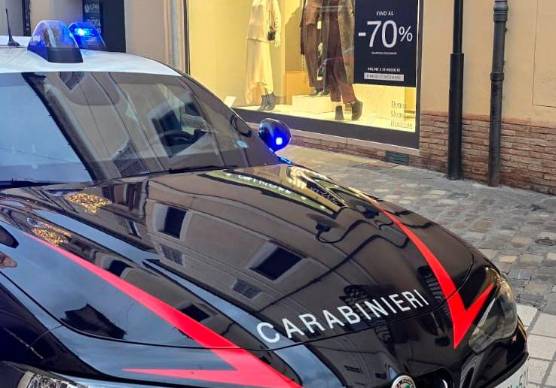 Ravenna, rubano vestiti e scappano tra i vicoli del centro: inseguiti e arrestati
