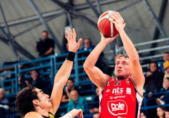 Davide Denegri viaggia a oltre 13 punti di media a partita e 3,5 assist