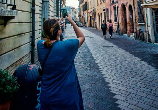 Caldo torrido a Ravenna. In centro, un’ampia zona senza corrente elettrica per un guasto: uffici, case, negozi, bar e monumenti senza condizionatori
