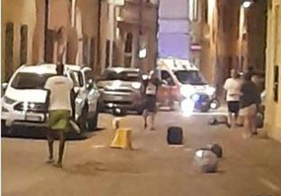 Notte di follia a Bagnacavallo, lanciano oggetti ai passanti e poi aggrediscono e feriscono agenti della Polizia locale: due arresti e una denuncia