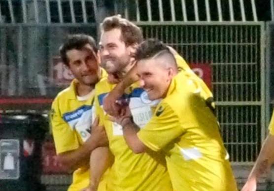 Giacomo Arlotti festeggiato dai compagni dopo il suo gol nella finale di Coppa di Terza Categoria allo Stadio Romeo Neri