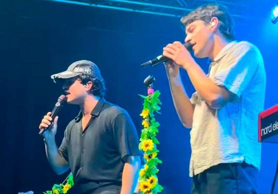 Da sinistra, Leo Gassman e Clemente Guidi sul palco