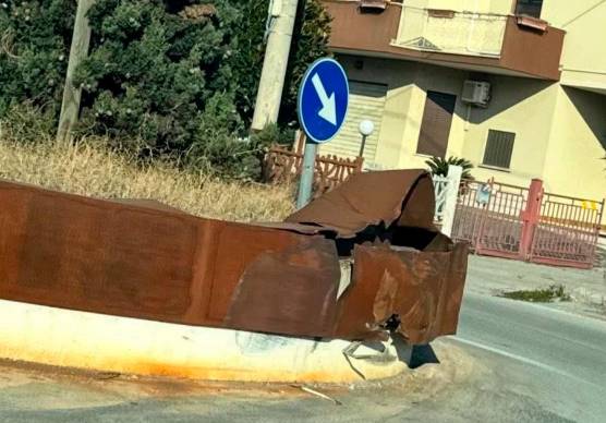 La lamiera danneggiata