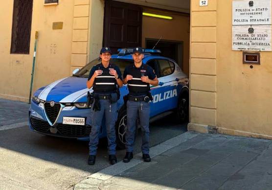 Imola, sdraiato sui binari della stazione per togliersi la vita: salvato dalla Polizia