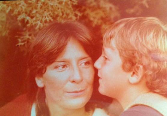 Una vecchia foto di Andrea Gaudenzi con la madre