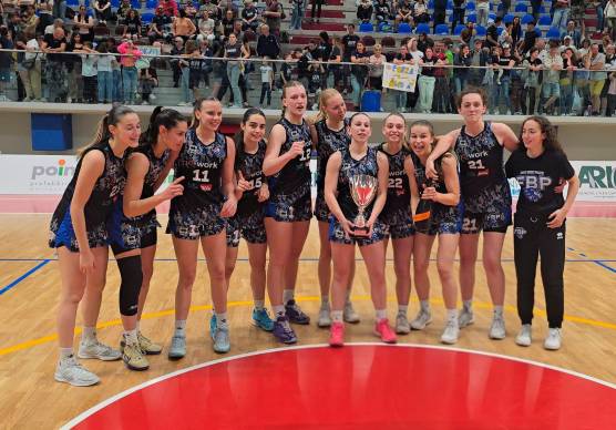 Le giocatrici faentine sul parquet di Villafranca con la coppa riservata alla squadra vincitrice del campionato di A2