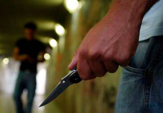 Rimini. Maltratta la moglie e minaccia il figlio con un taglierino: “Non difenderla, ti rovino la vita”