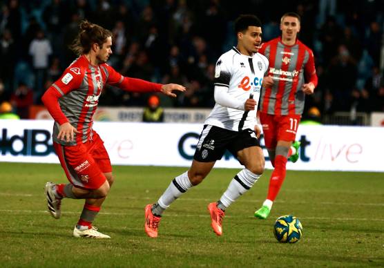 Michele Castagnetti all’inseguimento di Elayis Tavsan in Cesena-Cremonese 0-1 della passata stagione (foto Gianmaria Zanotti)