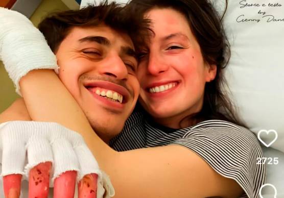 Eleonora con il fidanzato poco prima delle dimissioni dall’ospedale