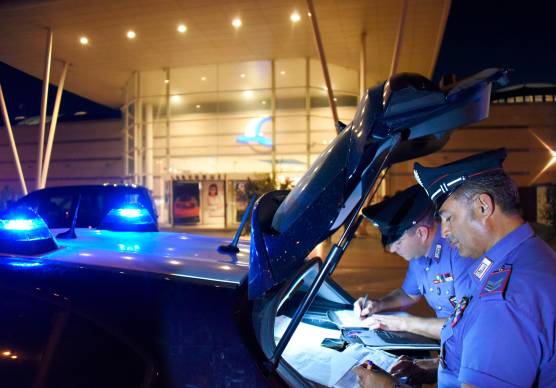 Rimini, rapina due turisti brandendo un machete: minorenne fermato dai Carabinieri