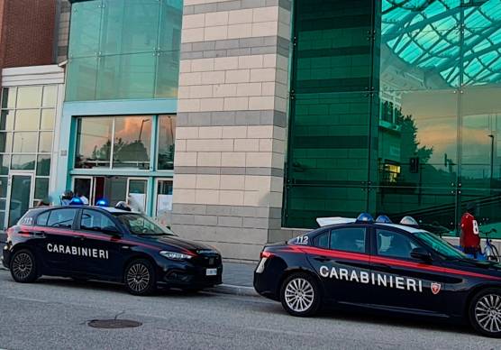 Cesena, tenta di rubare alcolici al supermercato e aggredisce i carabinieri