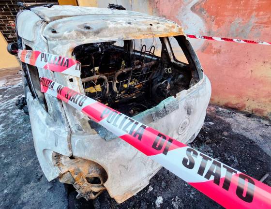 Rimini, due auto distrutte dalle fiamme in pieno centro - Gallery