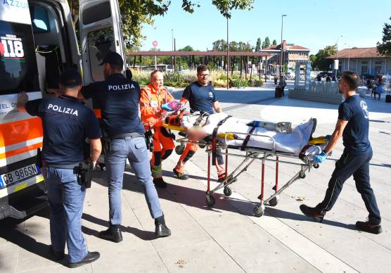 Rimini, paura in stazione: urta il treno in arrivo e rimbalza sulla banchina, è gravissimo FOTOGALLERY