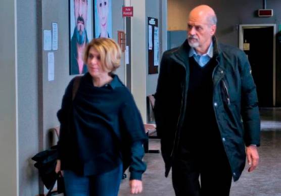 Il marito della donna uccisa da una ruspa in spiaggia insieme all’avvocata Carlotta Mattei (foto Massimo Fiorentini)