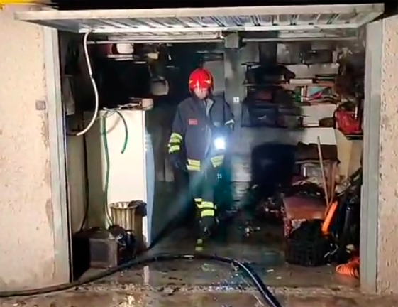 Rimini, incendio nella notte in un garage: non si esclude il dolo