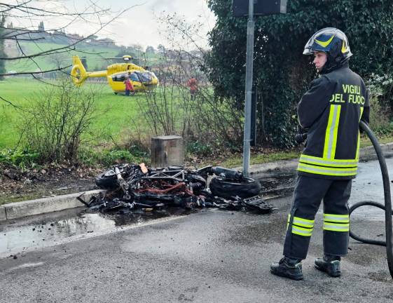 La moto ha preso fuoco dopo lo scontro (foto e video Migliorini)