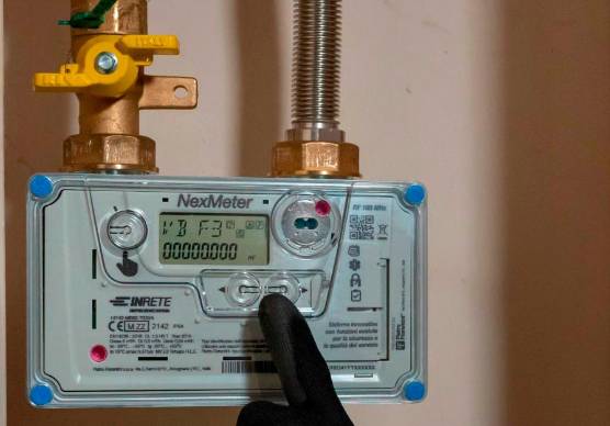 Rimini, “ti tiro un pugno e ti sputo in faccia” e stacca luce e gas a compagna e figlio