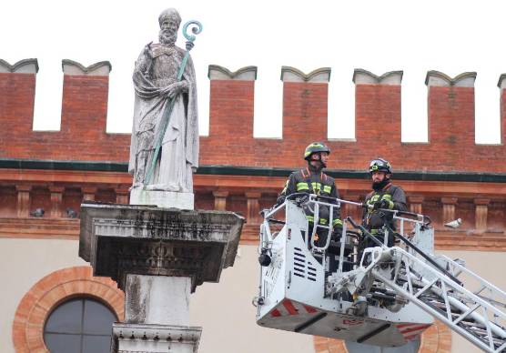 La statua di Sant’Apollinare danneggiata Foto Massimo Fiorentini