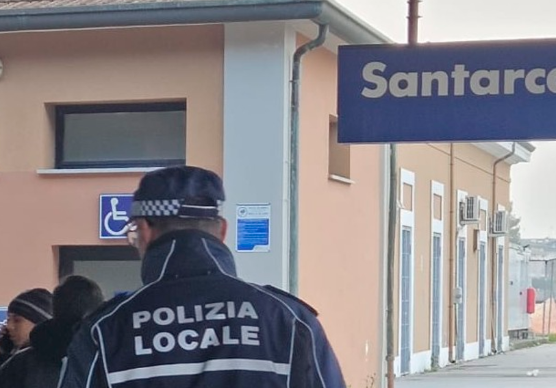 Santarcangelo, “mi butto sotto il treno”: gli agenti della Polizia Locale lo calmano e lo affidano ai sanitari