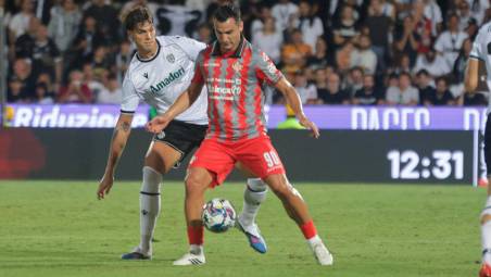 Jacopo Gelli contro Federico Bonazzoli nel match tra Cesena e Cremonese