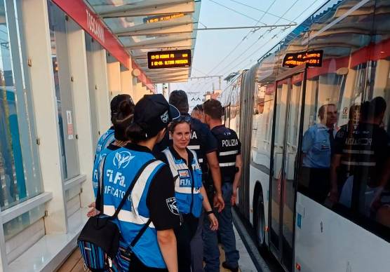 Rimini, sfreccia in monopattino sul tracciato del Metromare e viene multato