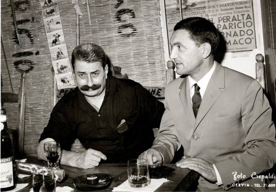 Giovannino Guareschi (a sinistra) a Cervia