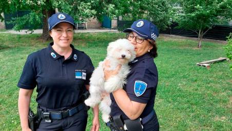 Due agenti insieme alla cagnolina salvata