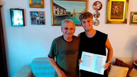 Ettore Paglierani ed Alessandro Carlini con gli articoli del 1956