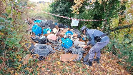 Imola, abbandona rifiuti pericolosi nel bosco: imprenditore multato di quasi 7mila euro