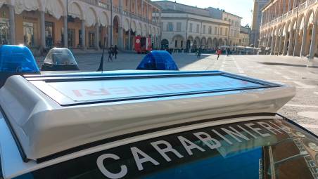 Faenza, scatena un putiferio in centro e aggredisce anche i carabinieri: arrestato grazie allo spray urticante