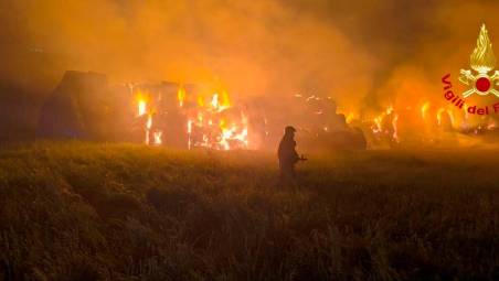 Sogliano, gigantesco incendio: a fuoco 800 rotoballe nel deposito
